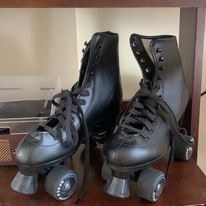 C7 Black Quad Roller Skates